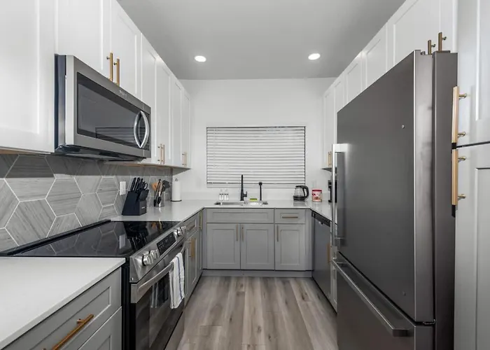 Sleek 2br-pool, Yoga Rm, Gym, Cabanas, Bbq,prkng