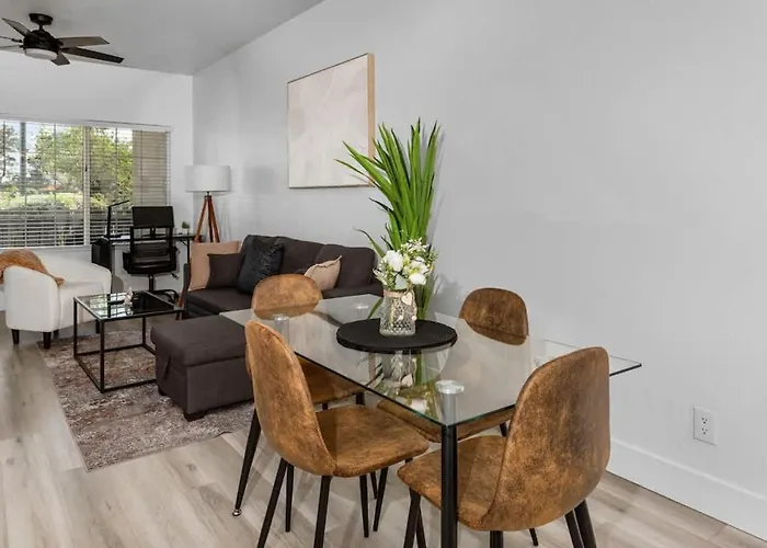 Sleek 2br-pool, Yoga Rm, Gym, Cabanas, Bbq,prkng Apartment *