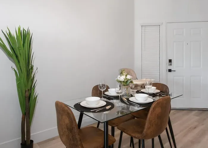 Sleek 2br-pool, Yoga Rm, Gym, Cabanas, Bbq,prkng Apartment *