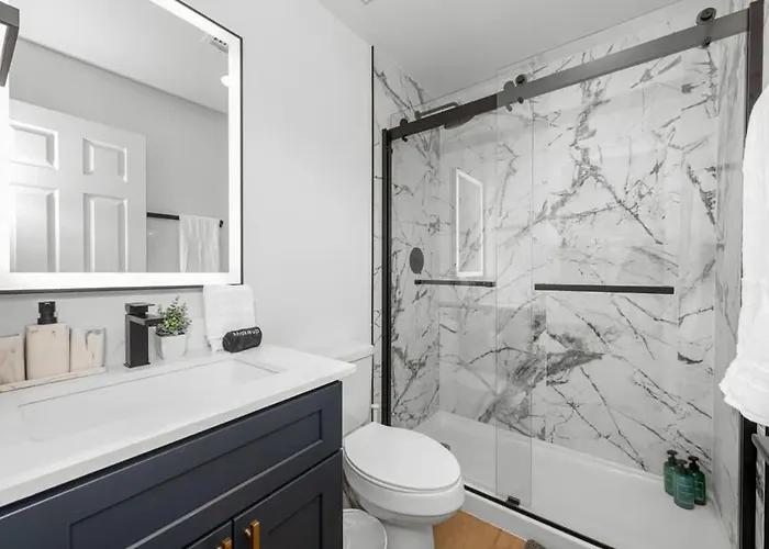 Sleek 2br-pool, Yoga Rm, Gym, Cabanas, Bbq,prkng
