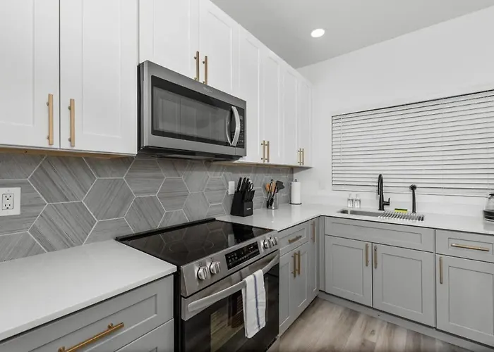 Apartment Sleek 2br-pool, Yoga Rm, Gym, Cabanas, Bbq,prkng