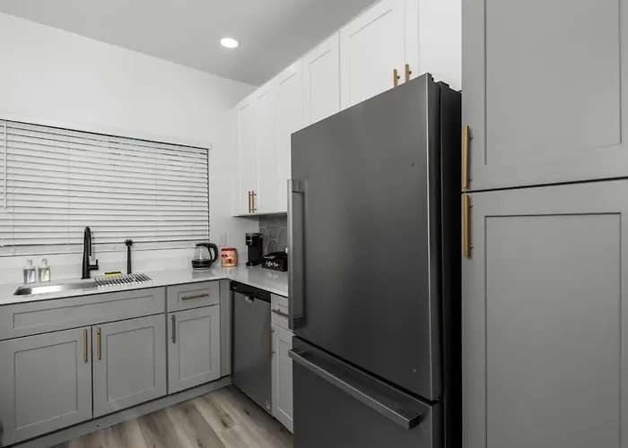 Apartment Sleek 2br-pool, Yoga Rm, Gym, Cabanas, Bbq,prkng *