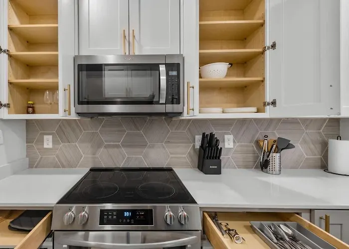 Sleek 2br-pool, Yoga Rm, Gym, Cabanas, Bbq,prkng Apartment *