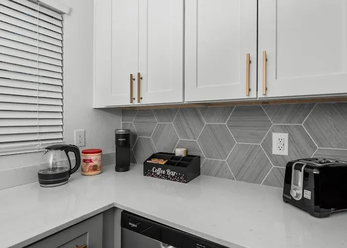 Sleek 2br-pool, Yoga Rm, Gym, Cabanas, Bbq,prkng Apartment