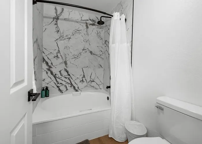 Sleek 2br-pool, Yoga Rm, Gym, Cabanas, Bbq,prkng